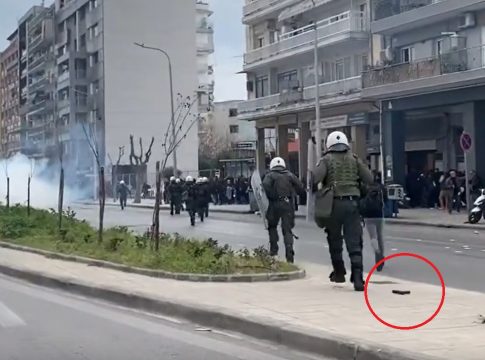 Θεσσαλονίκη: Έπεσε όπλο αστυνομικού κατά τη διάρκεια επεισοδίων – Το άφησε και απομακρύνθηκε (pic, vid)