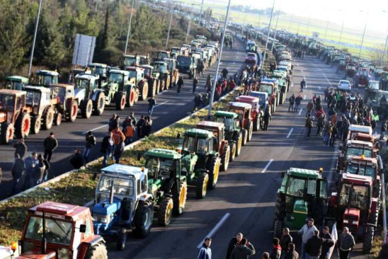 Στο δρόμο για το Σύνταγμα οι αγρότες της Εύβοιας – Βίντεο από την Εθνική οδό