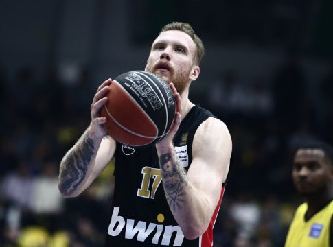 Ολυμπιακός: Με τις μαύρες εμφανίσεις κόντρα στη Βαλένθια για τα θύματα της Θύρας 7