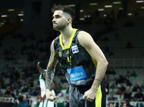 Βασίλης Τολιόπουλος: (Ξανα)συστήνεται και… κλείνει το μάτι στους «μεγάλους» (vids)