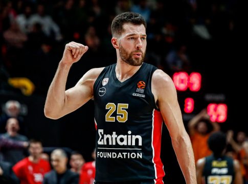 Το μήνυμα της συζύγου του Πίτερς για την επέκταση με τον Ολυμπιακό (pic)