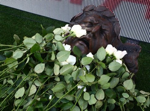 Οι παίκτες Ολυμπιακού και ΟΦΗ τίμησαν τα θύματα της Θύρας 7 (pics)