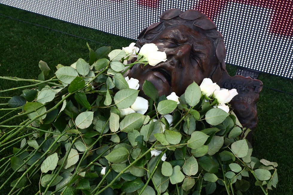 Οι παίκτες Ολυμπιακού και ΟΦΗ τίμησαν τα θύματα της Θύρας 7 (pics)