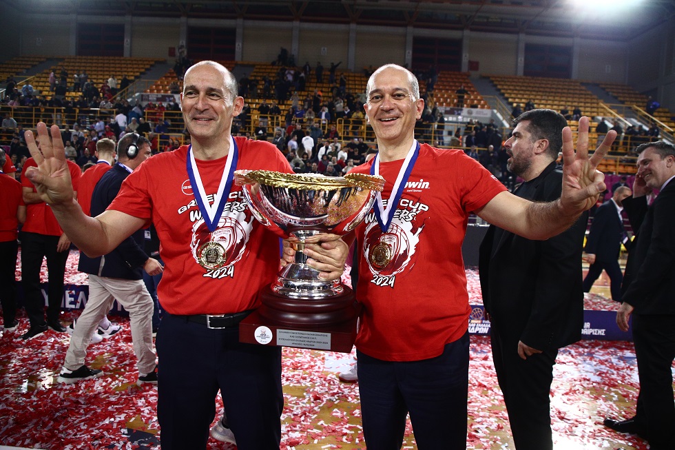 Παναγιώτης και Γιώργος Αγγελόπουλος: «Συγχαρητήρια στον Μπαρτζώκα για αυτό που έχει φτιάξει στον Ολυμπιακό, έχει εμπνεύσει την ομάδα»