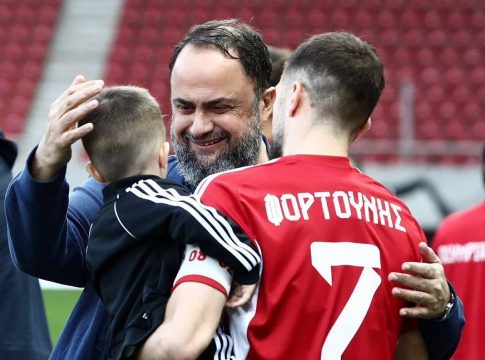 Η επιστροφή του Βαγγέλη Μαρινάκη αλλά και του Ολυμπιακού, τα χαμόγελα και η αγκαλιά στον Φορτούνη jr (pics)