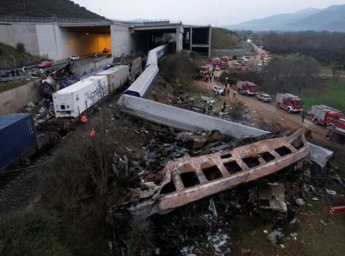 «Δεν την δεχόμαστε την αμέλεια» – «Ξεσπά» συγγενής θύματος του δυστυχήματος στα Τέμπη