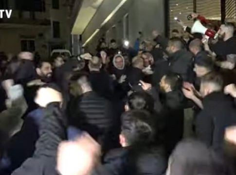 Η αποθεωτική υποδοχή στο ξενοδοχείο για την ομάδα του Ολυμπιακού (vid)