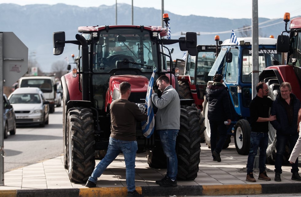 Αγρότες έκλεισαν την εθνική οδό στο 210ο χλμ πριν τη Λαμία