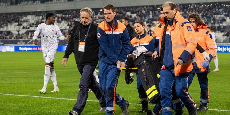 Σοκ στη Γαλλία: Παίκτης της Μπορντό συγκρούστηκε στο κεφάλι με αντίπαλο και είναι σε τεχνητό κώμα