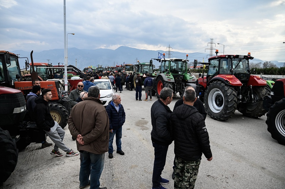 Σε εξέλιξη η κάθοδός των αγροτών στην Αθήνα – Με συνοδεία περιπολικών τα τρακτέρ στην Εθνική Οδό