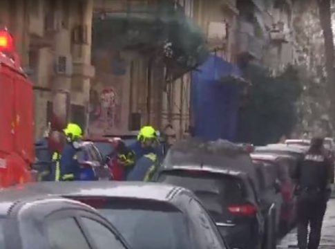 Φωτιά στην οδό Ζαΐμη στα Εξάρχεια – Κάηκαν οχήματα