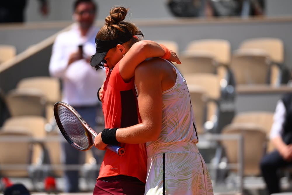 Κορυφαία τενίστρια ξέσπασε σε κλάματα την ώρα του αγώνα – Η αγκαλιά με την αντίπαλό της (vids+pics)