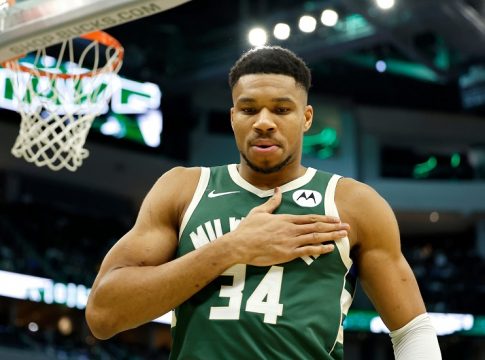 Η ηγετική εμφάνιση του Αντετοκούνμπο που έδωσε τη νίκη στους Μπακς (vid)