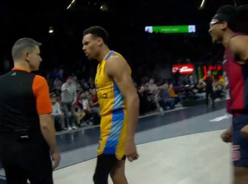 Απίθανη έκρηξη από τον Μπάλντγουιν: Κόλλησε στο πρόσωπο του διαιτητή στο φινάλε του αγώνα της Μακάμπι με την Μπασκόνια (vid)