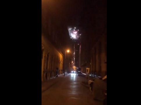 Πυροτεχνήματα στις 3 το πρωί έξω από το ξενοδοχείο του Ολυμπιακού (vid)