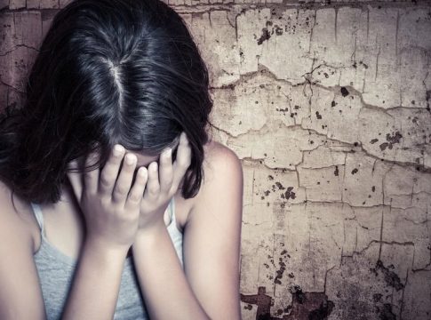 «Ντρέπεται να μου μιλήσει» – Τι λέει συγκλονισμένη η μητέρα της 14χρονης που έπεσε θύμα μαστροπείας