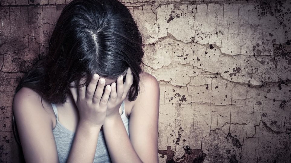 «Ντρέπεται να μου μιλήσει» – Τι λέει συγκλονισμένη η μητέρα της 14χρονης που έπεσε θύμα μαστροπείας