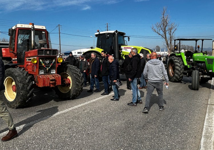 Αγρότες με τρακτέρ έκλεισαν συμβολικά την Εθνική Οδό στο Αγρίνιο – «Στην κοροϊδία απαντάμε με αγώνα»