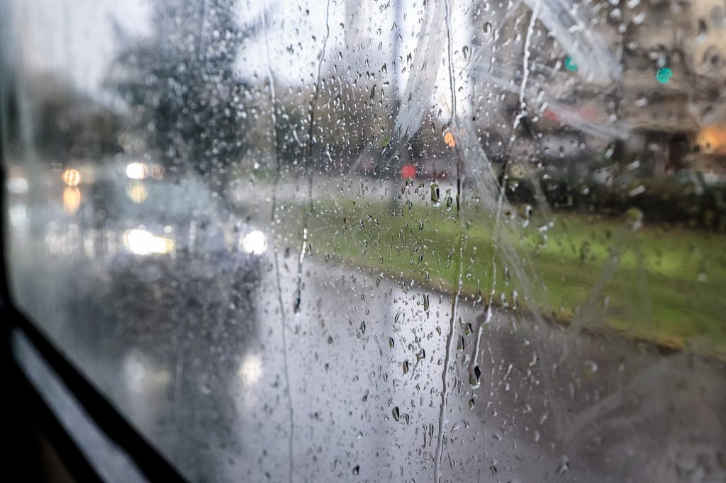 Τοπικές βροχές την Παρασκευή – Μικρή πτώση της θερμοκρασίας
