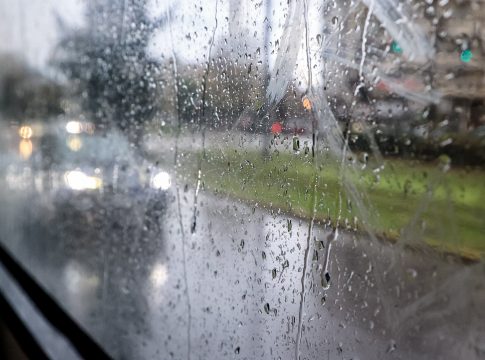 Τοπικές βροχές την Παρασκευή – Μικρή πτώση της θερμοκρασίας