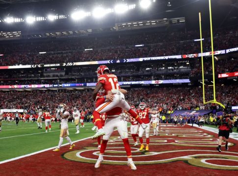Πρωταθλητές στο NFL ξανά οι Κάνσας Τσιφς και ο Γιώργος Καρλαύτης – Νίκησαν το Σαν Φρανσίσκο σε ένα μυθικό ματς (vids)