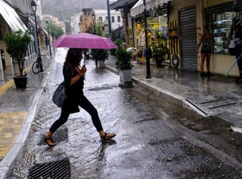 Βροχερός ο καιρός σήμερα – Προ των πυλών η κακοκαιρία «Δωροθέα»