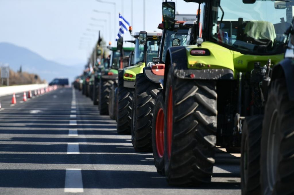 Οι αγρότες έκλεισαν την Εθνική Οδό Ιωαννίνων-Κακκαβίας – «Ζεσταίνουν» τις μηχανές για το συλλαλητήριο