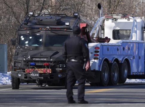 Νεκροί δύο αστυνομικοί μετά από επεισόδιο με πυροβολισμούς σε σπίτι