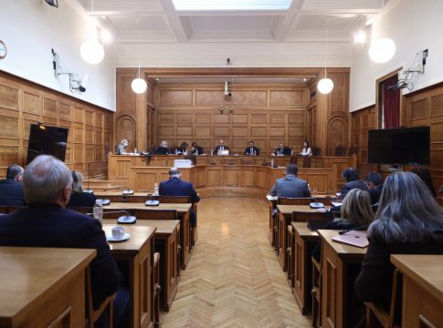 Αυλαία με καταγγελίες για «συγκάλυψη» σκανδάλου στην Εξεταστική των Τεμπών – Στα «κάγκελα» συγγενείς θυμάτων