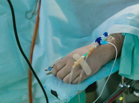 Δικαιοσύνη ζητά η οικογένεια του φοιτητή που ξυλοκοπήθηκε από τράπερ