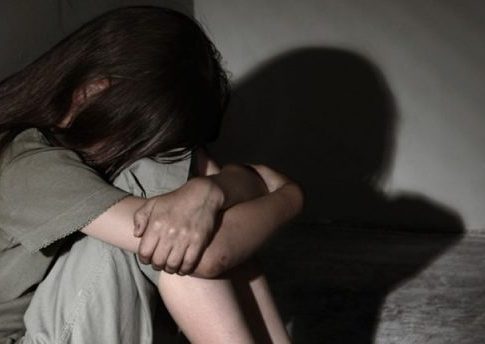 Βιασμός στο Κερατσίνι: Προσοχή στους παππούδες και τους θείους, λέει ο πατέρας της 14χρονης