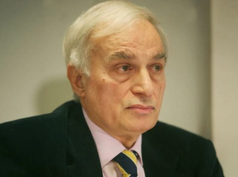 Στο νοσοκομείο ο Μανώλης Μαυρομμάτης και η σύζυγός του μετά από φωτιά στο σπίτι τους στο Κολωνάκι