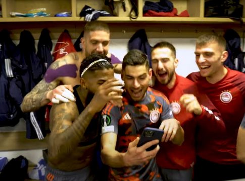 Οι ξέφρενοι πανηγυρισμοί των παικτών του Ολυμπιακού και η βιντεοκλήση με τον Βαγγέλη Μαρινάκη (vid)