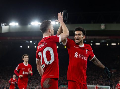 «Κόκκινο» ξέσπασμα και combo καρτών