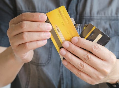 Πλαστικό χρήμα: Οι κάρτες «γέμισαν» τα δημόσια ταμεία με επιπλέον έσοδα 660 εκατ. ευρώ