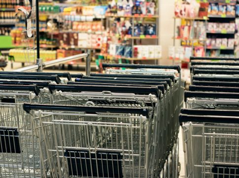 Ακρίβεια: Αυξήσεις – μαμούθ από το χωράφι στο ράφι την ώρα που 7 στους 10 παίρνουν κάτω από 1.000 ευρώ