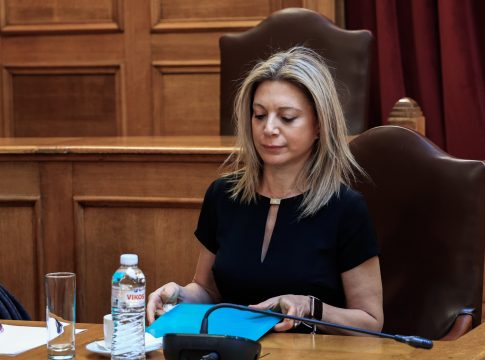 «Αυτά συμβαίνουν – Να πάτε στην εκκλησία να σας βοηθήσει» – Απίστευτη καταγγελία από μητέρα θύματος στα Τέμπη