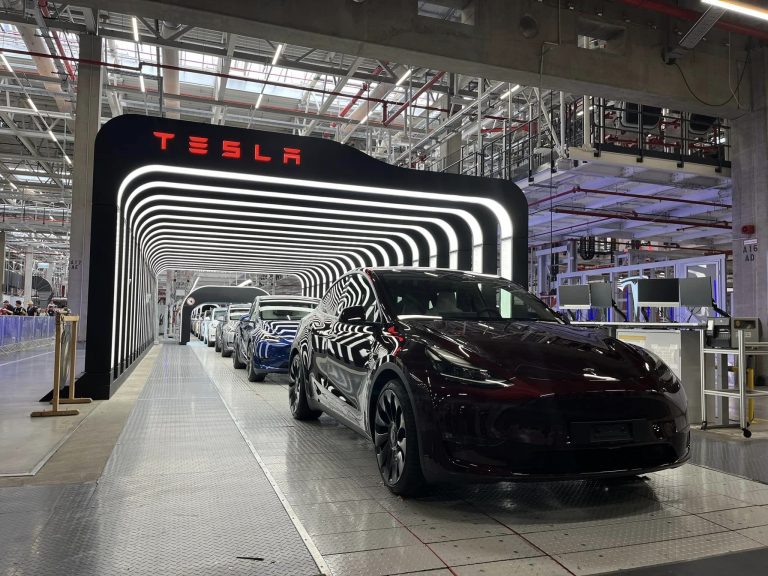 Πού βαδίζει η Tesla; Πώς η ανάπτυξη της ΑΙ «ρίχνει» τη μετοχή της