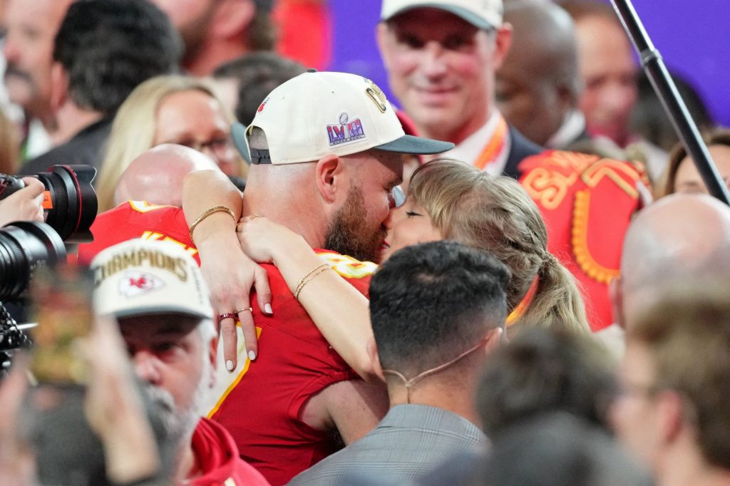 Τα φιλιά της Τέιλορ Σουίφτ στον Τράβις Κέλσι μετά τη νίκη στο Super Bowl