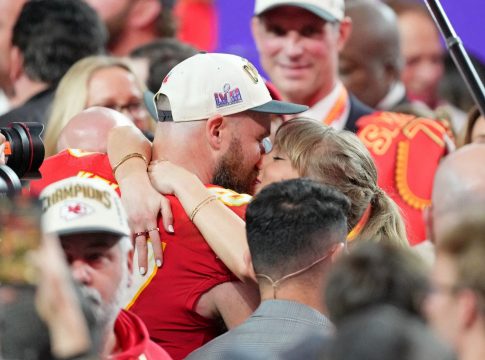 Τα φιλιά της Τέιλορ Σουίφτ στον Τράβις Κέλσι μετά τη νίκη στο Super Bowl