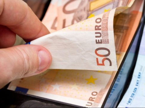 Ένας στους τέσσερις «τρώει» από τα έτοιμα – Ακυρώνουν δαπάνες διασκέδασης, μειώνουν αγορές