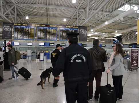 Σύλληψη ράπερ στο αεροδρόμιο «Ελευθέριος Βενιζέλος» ενώ προσπαθούσε να κλέψει βαλίτσες επιβατών