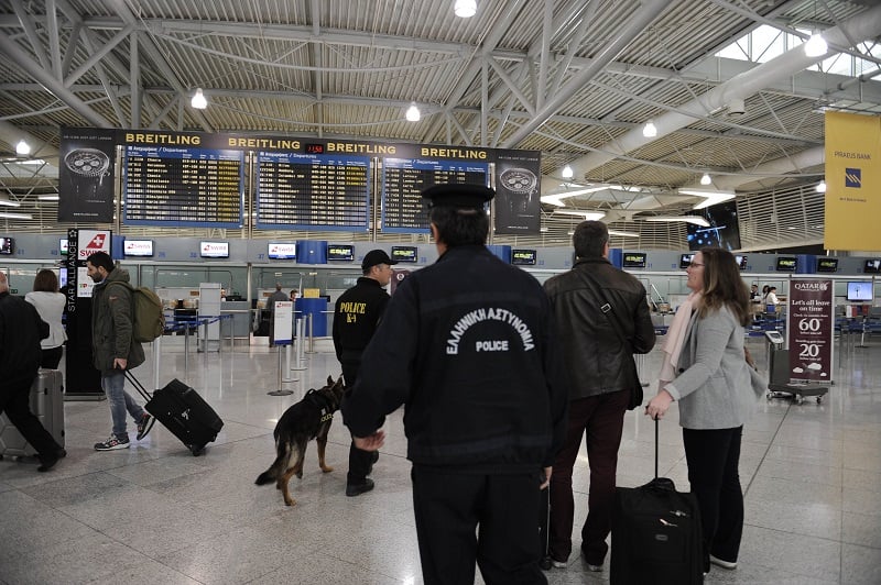 Σύλληψη ράπερ στο αεροδρόμιο «Ελευθέριος Βενιζέλος» ενώ προσπαθούσε να κλέψει βαλίτσες επιβατών