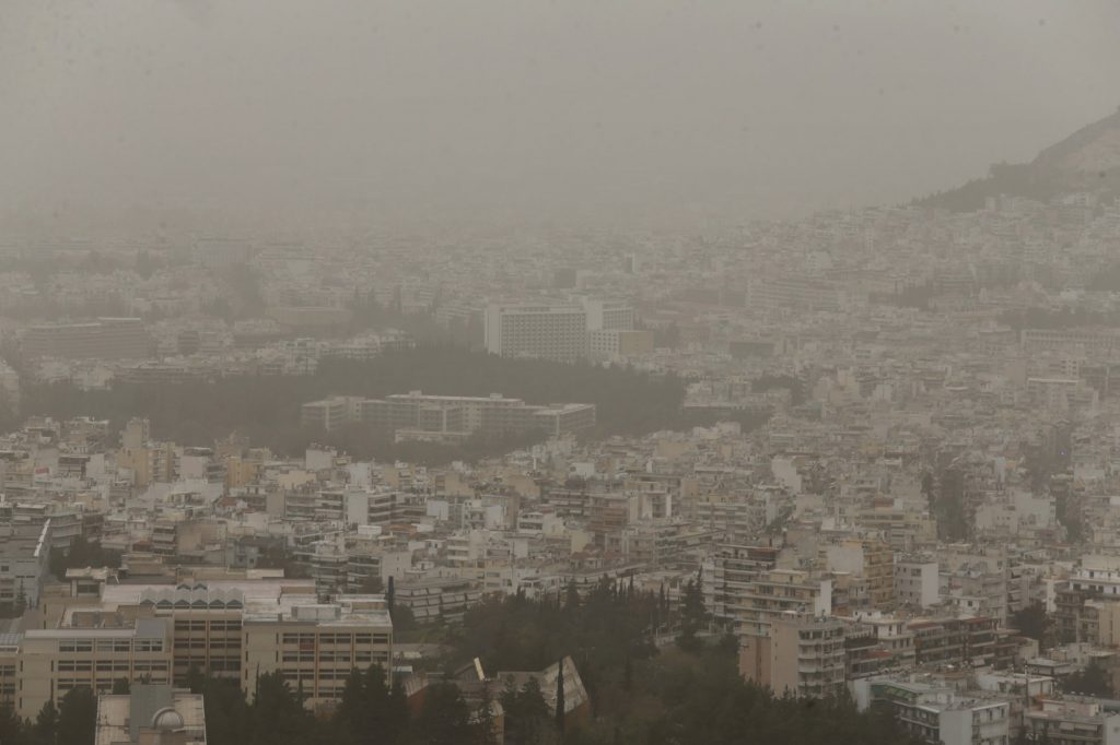 Καιρός: Κοκτέιλ αφρικανικής σκόνης, τοπικών βροχών και ζέστης την Πέμπτη