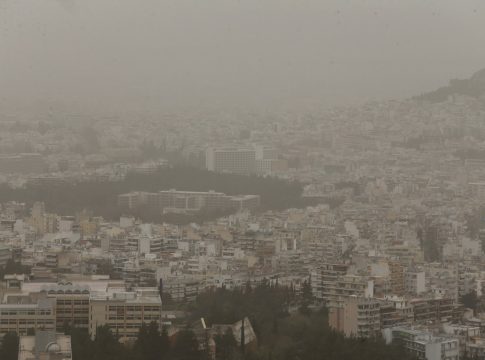 Καιρός: Κοκτέιλ αφρικανικής σκόνης, τοπικών βροχών και ζέστης την Πέμπτη