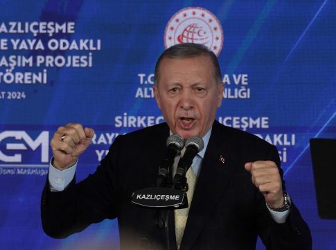 Ο Ερντογάν επιμένει στα ήρεμα νερά με την Ελλάδα αλλά αναζητά την «τρικυμία» στο Κυπριακό