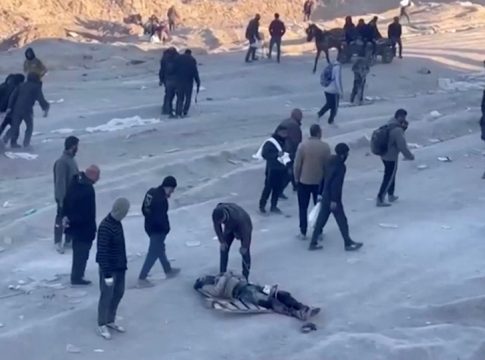 Γάζα: Σφοδρή διεθνής καταδίκη για την ισραηλινή επίθεση εναντίον πεινασμένων Παλαιστινίων