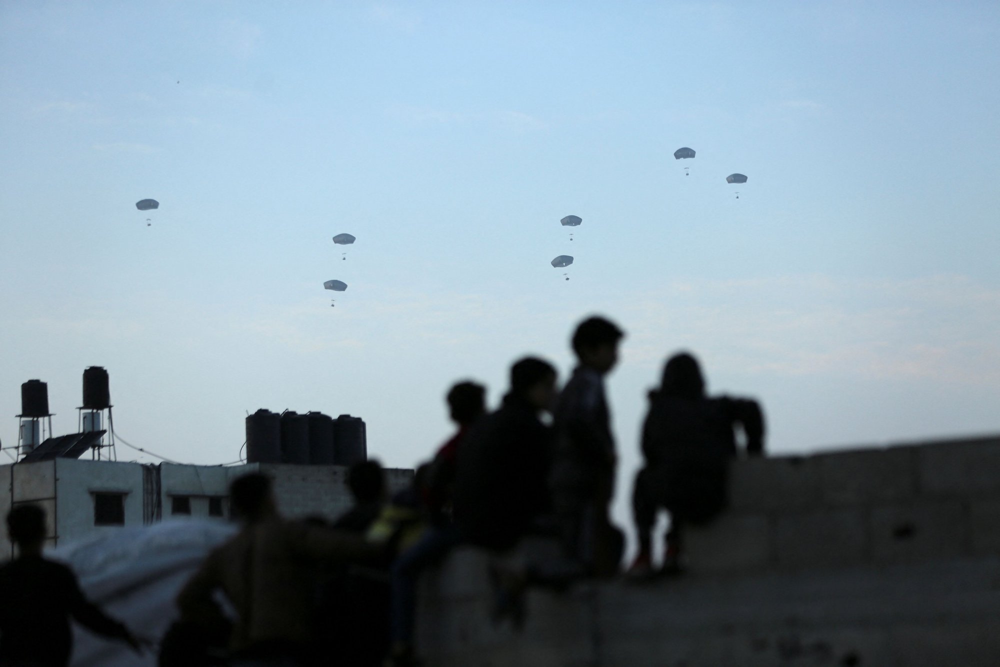 Τις πρώτες αεροπορικές ρίψεις βοήθειας στη Γάζα πραγματοποίησαν οι ΗΠΑ – Θα γίνουν κι άλλες λέει ο Μπάιντεν