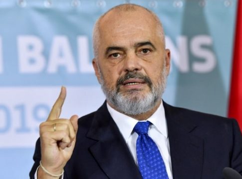 Σάλος με απαράδεκτη κίνηση του Έντι Ράμα: Έσπρωξε γυναίκα δημοσιογράφο on camera