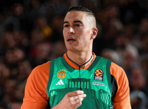 Χαμός για τη διαιτησία στο ΟΑΚΑ – «Έντυσαν» τον Ντιφαλά με φανέλα Παναθηναϊκού (pic)